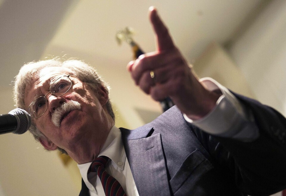 KRITIKK: John Bolton truer Den internasjonale domstolen i Haag. Han er sint fordi de undersøker USA for krigsforbrytelser.