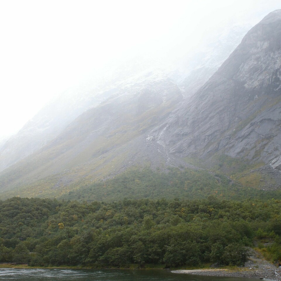 FLYTTE: Folk som bor ved fjellet Mannen har blitt bedt om å flytte igjen. Norges vassdrags- og energidirektorat (NVE) tror fjellet snart kan rase.