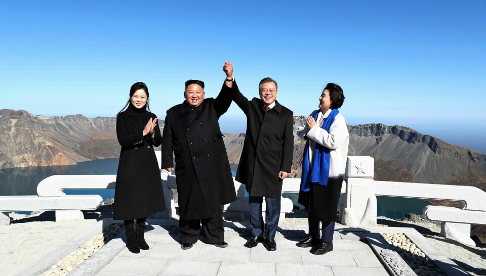 FJELL: Nord-Koreas leder Kim Jong Un og Sør-Koreas leder Moon Jae-in avsluttet møte på Paektufjellet i Nord-Korea. På møtet snakket de om fred og samarbeid.
