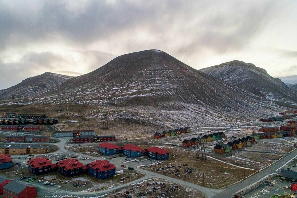 KLIMAENDRINGER: De siste årene har det gått flere ras fra fjellet Sukkertoppen på Svalbard. Endringer i klimaet gjør at mange hus må rives eller flyttes.