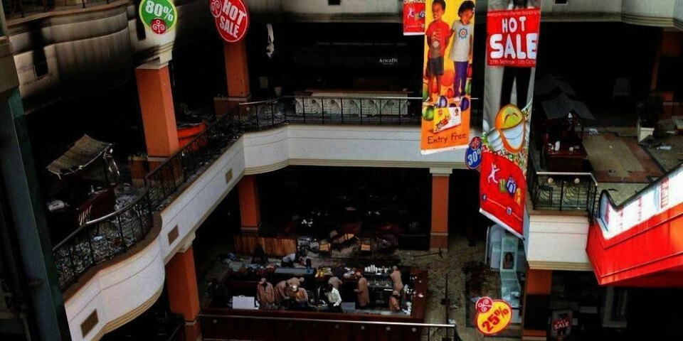 TRUSLER: : Opprydningen inne i kjøpesenteret Westgate i Nairobi i Kenya har begynt. Minst 67 mennesker ble drept i et terror-angrep her. Over 30 mennesker er fortsatt savnet.
