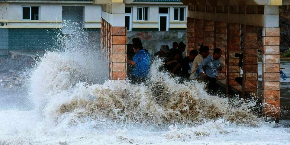 UVÆR:  Et voldsomt uvær traff Kina mandag. To er meldt døde. Flere hundre tusen er på flukt.