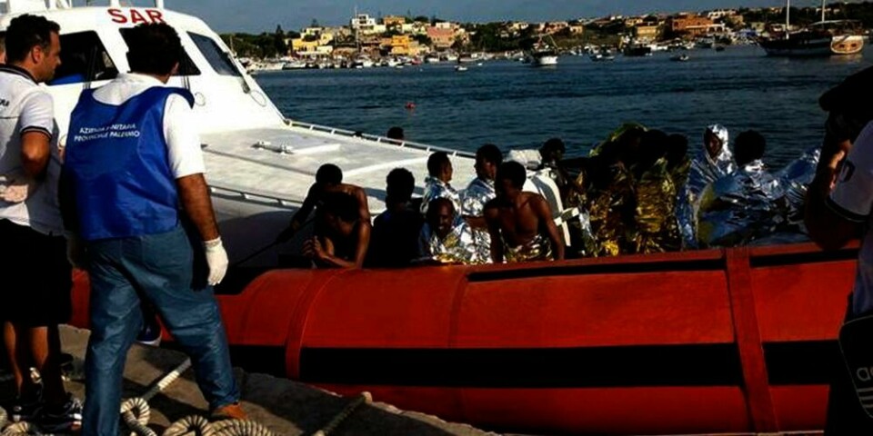 BRANT: En båt med flyktninger begynte å brenne utenfor Lampedusa i Italia. Her settes noen av de som ble reddet i land.