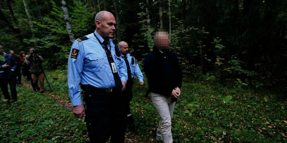 UTRYGG: Sigrid Giskegjerde Schjetne sendte en tekstmelding der hun skrev at hun syntes det var skummelt å gå hjem. Her er den tiltalte 38-åringen med politiet. De er i nærheten av der Sigrid ble funnet drept.