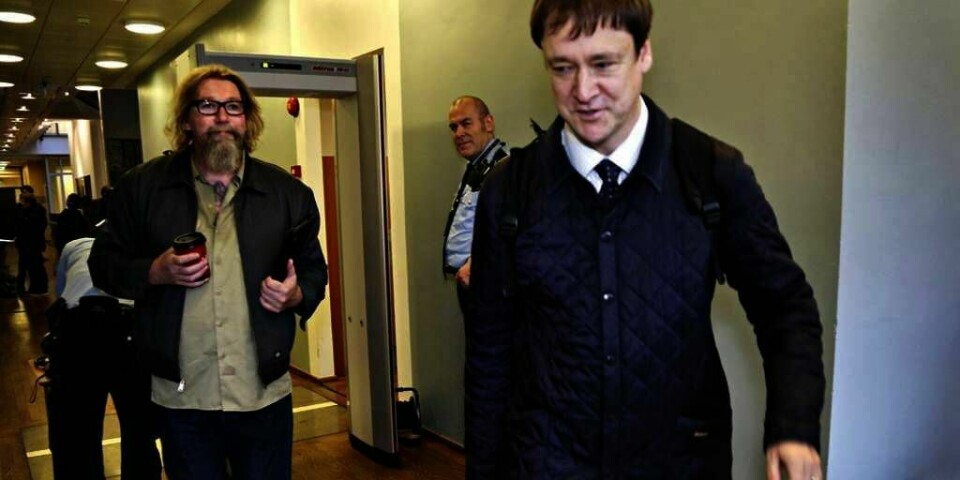 SINT: Rune Olsgaard (til venstre) i Hells Angels er sint på politiet. Onsdag møtte han i Oslo tingrett for å få tilbake klubbhuset fra politiet. Til høyre er advokat John Christian Elden.
