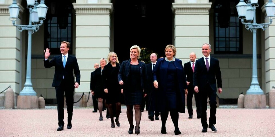 REGJERINGEN: Den nye regjeringen med Erna Solberg i spissen møtte folket på slottsplassen.