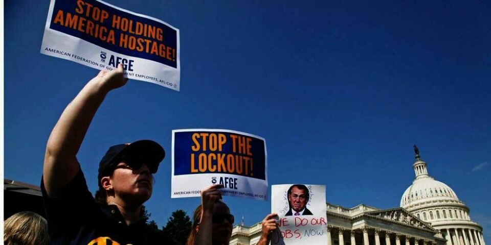 LEI:  Folk protesterer i USA. De er sinte fordi politikerne ikke blir enige om et nytt budsjett.