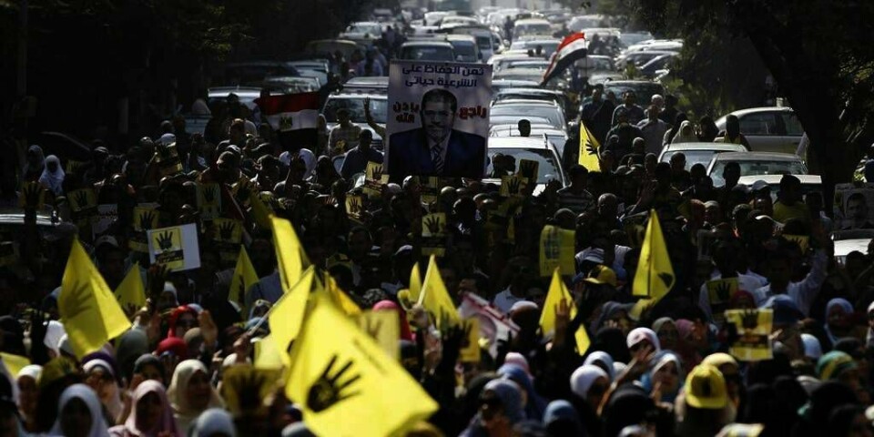 KAOS:  Det er kaos i Kairo i Egypt. Det er på grunn av rettssaken mot tidigere president Mohamed Mursi.