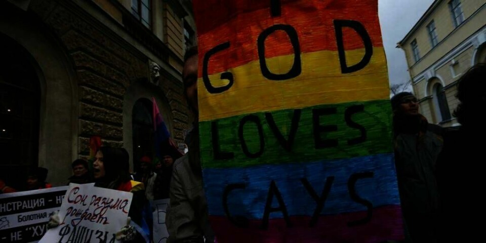 HOMOFILE: En undersøkelse viser at homofile i Norge fortsatt opplever at folk er negative til dem. Bildet er fra en demonstrasjon i St. Petersburg i Russland som skjedde nylig.