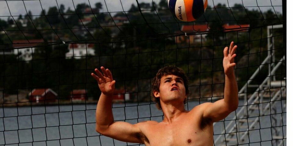 MÅ TRENE:– Det er viktig å være i god fysisk form når du spiller sjakk på toppnivå, sier Simen Agdestein. Her Magnus Carlsen mens han spilte volleyball på treningsleiren på Kragerø i august.