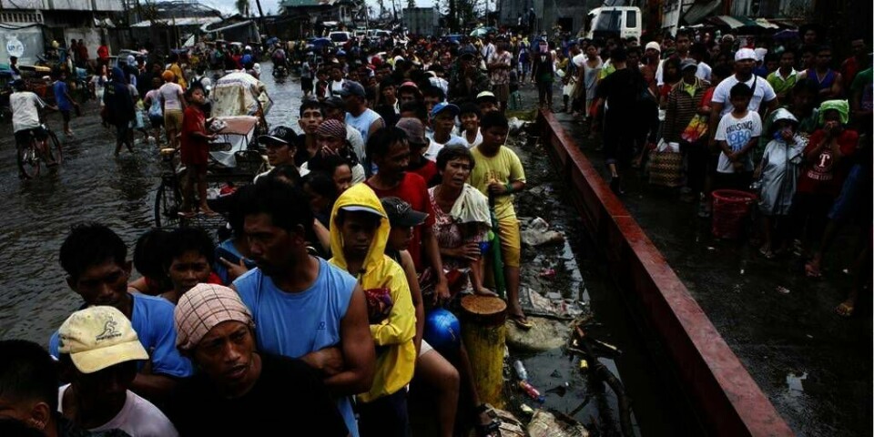 KØ: Tyfonen Haiyan har skapt problemer for nesten 10 millioner mennesker på Filippinene. Mange mangler mat, vann og medisiner. Bildet viser mennesker i byen Tacloban. De står i kø for å gratis ris.