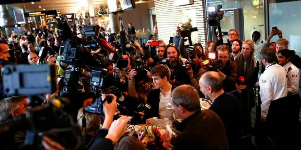 HYLLET: Verdens-mester i sjakk Magnus Carlsen er kommet hjem til Norge. På flyplassen ble han hyllet med blomster og flagg.
