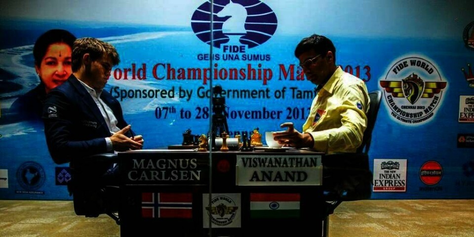 SJAKK: Magnus Carlsen (til venstre) vant det niende partiet mot Vishy Anand i sjakk-VM.