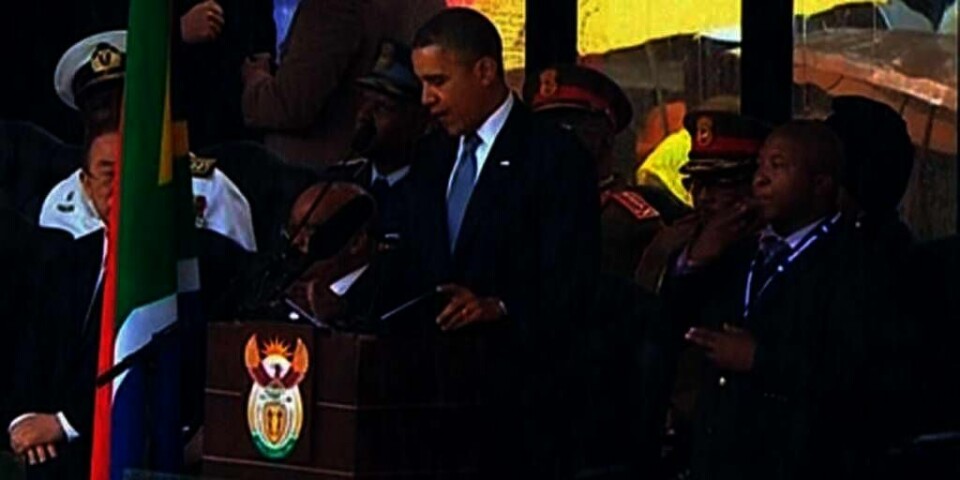 TOLK: De døve sier at døvetolken Thamasanqa Jantjie (til høyre) bare viftet med armene på minne-seremonien for Nelson Mandela i Sør-Afrika. Han tolket blant annet USAs president Barack Obama. Døvetolken sier at han ble syk.