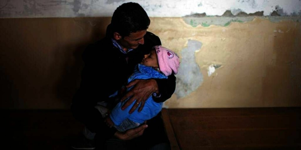 BARN: Helsevesenet i Syria er nesten brutt sammen. Mange barn fødes med misdannelser. Her er venter en syrisk far på at barnet skal få medisiner.