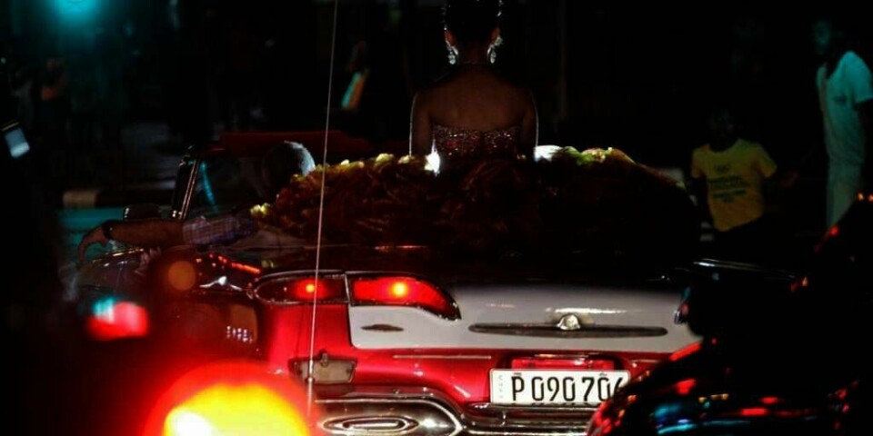 BILKJØP: Det er blitt lettere å kjøpe bil på Cuba. For første gang på 50 år letter Cuba på reglene for kjøpt av bil. En jente sitter på i en av de gamle bilene som hovedstaden Havana.