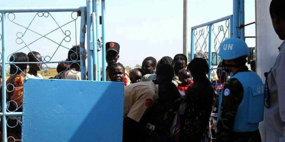 KONFLIKT:Mellom 400 og 500 mennesker er drept i Sør-Sudan. Her er folk i Sør-Sudan ved en FN-leir.