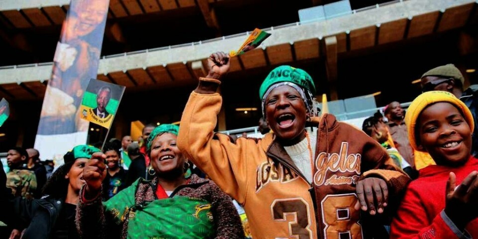 GLEDE: 100.000 sørafrikanere jubler for Nelson Mandela på minnemarkeringen for han i Johannesburg. Her er noen av dem.