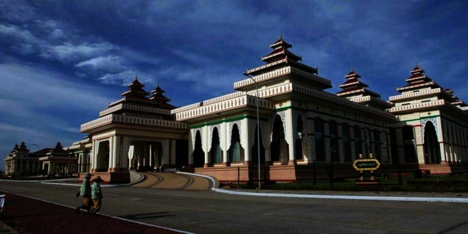 FANGER: Myndighetene i Myanmar har satt fri 44 politiske fanger. Her er parlamentet i hovedstaden Naypyitaw.