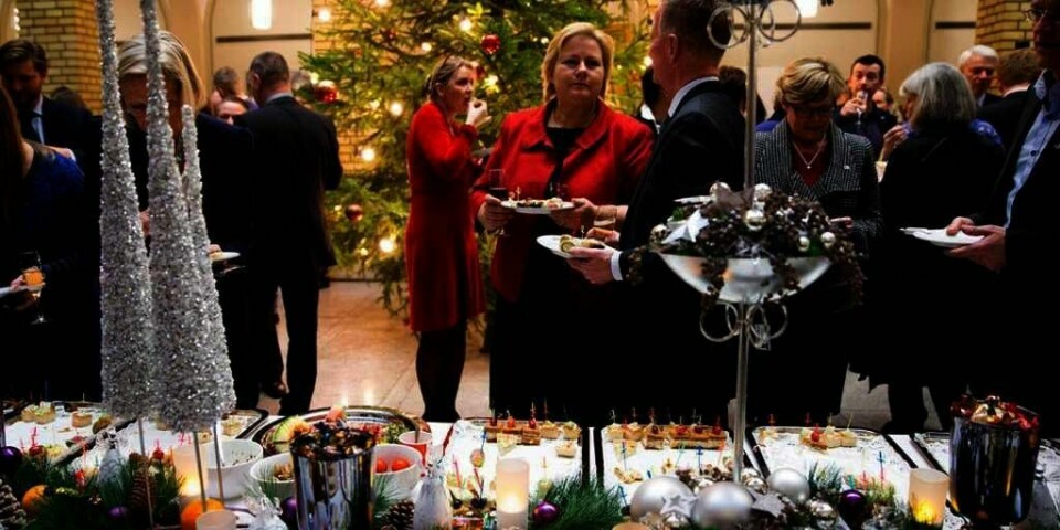 JULEMAT: Vi spiser mer salt enn vi bør, mener Forbrukerrådet. Og spesielt i jula. Her spiser politikere julelunsj på Stortinget.