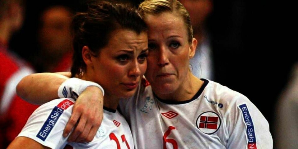 De norske håndballjentene tapte kvartfinalen mot Serbia i VM. Nora Mørk (til venstre) og Heidi Løke er skuffet.