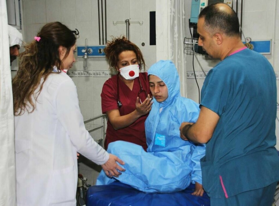 REDDET: Tyrkiske leger og sykepleiere hjelper en jente. Hun var i byen Khan Sheikhoun i Syria. Der ble folk drept av giftig gass.