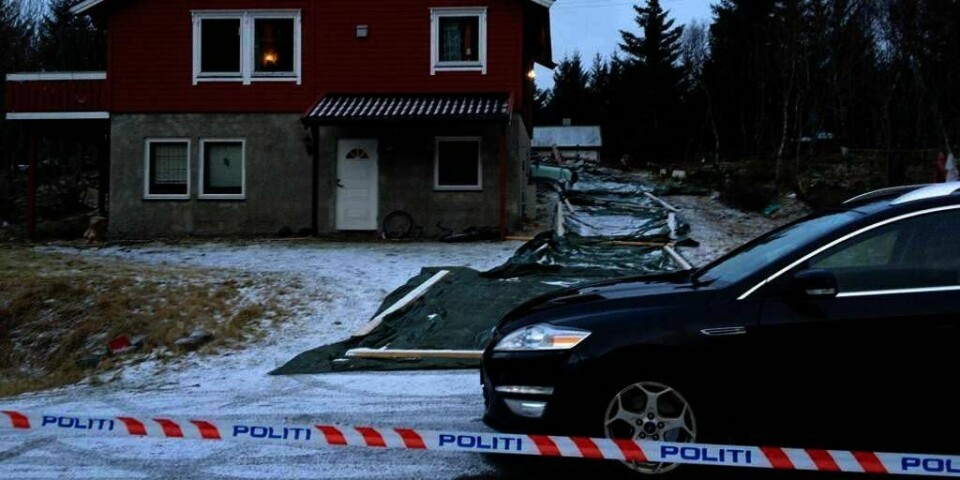 DØD: En mann er funnet død i et hus på Dønna i Nordland. Politiet har tatt en mann som bor i huset.