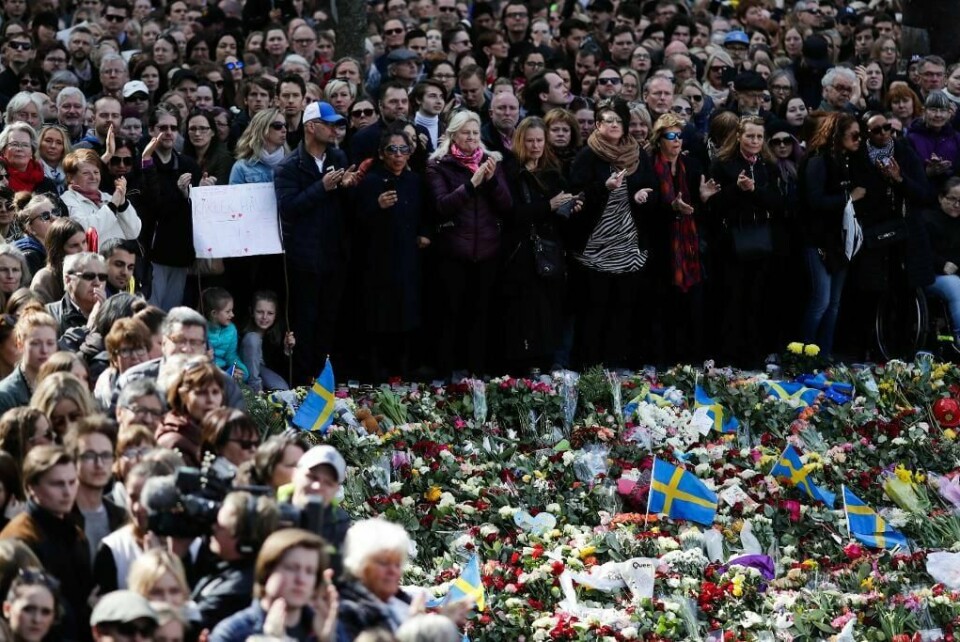 MINNES: Mange tusen personer var samlet i Stockholm sentrum søndag ettermiddag. De mintes terroren som skjedde fredag.