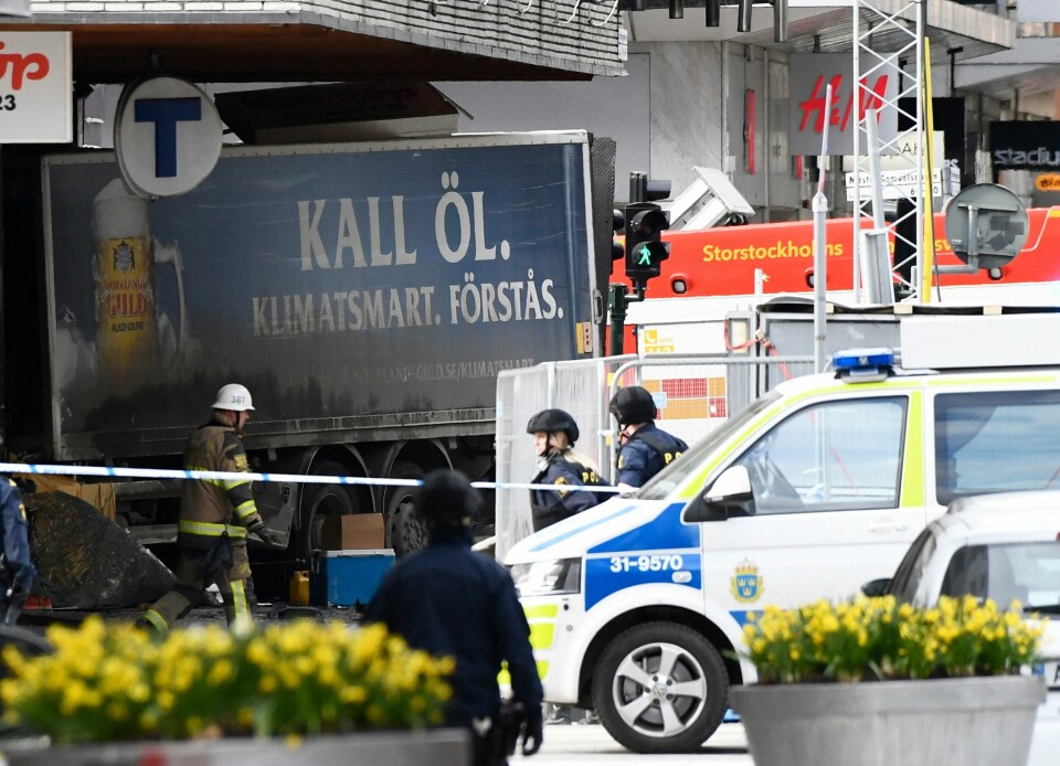 KOLLISJON: Lastebilen endte i en bygning i Stockholm. Statsministeren i Sverige kaller det et terrorangrep.