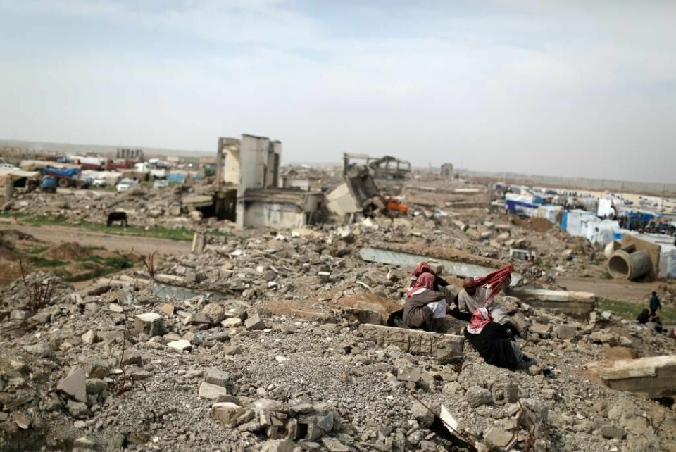 KRIG: De har flyktet fra krigen om Mosul. Nå sitter de utenfor en flyktningleir og prater sammen.