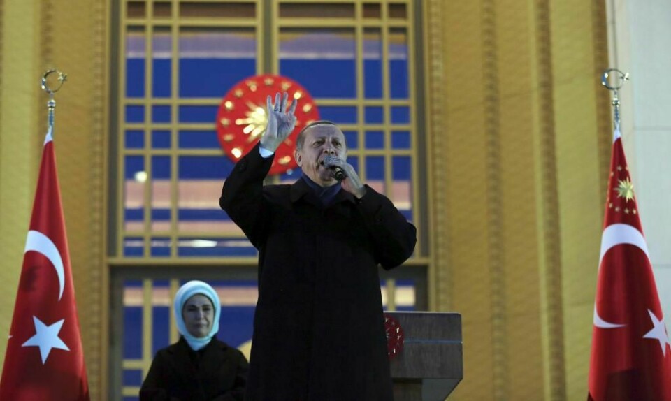 VANT: Tyrkias president Erdogan får ha makta lenger. Det stemte 51,4 prosent av folket for. Bak sitter kona Emine Erdogan.