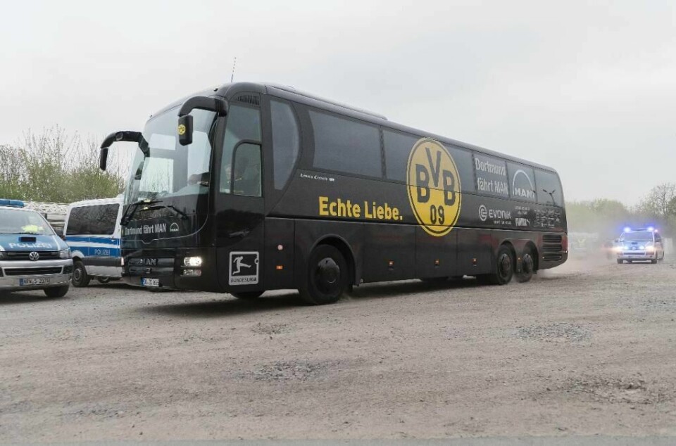 BOMBET: Spillerne på Borossia Dortmund satt i bussen da bomben eksploderte. Politiet tror en 28 år gammel mann angrep bussen for å tjene penger.