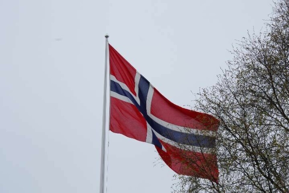 FLAGG: Har du sett mange flagg i dag? 8. mai er flaggdag i Norge. Offentlige bygg må flagge. Folk kan flagge hjemme hvis de vil.