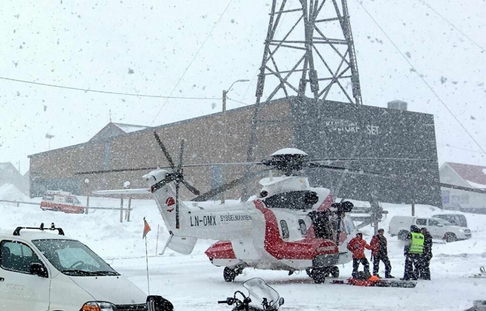 HENTET: Rednings-helikopter hentet russerne opp av vannet før det hadde gått en halvtime. Her har de landet igjen i Longyearbyen.