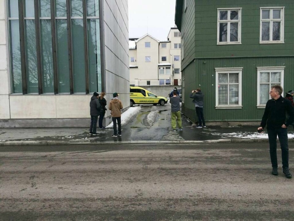 HENTET: En tiltalt mor ble hentet av ambulanse tirsdag. Rettssaken i Gjøvik tingrett må utsettes.