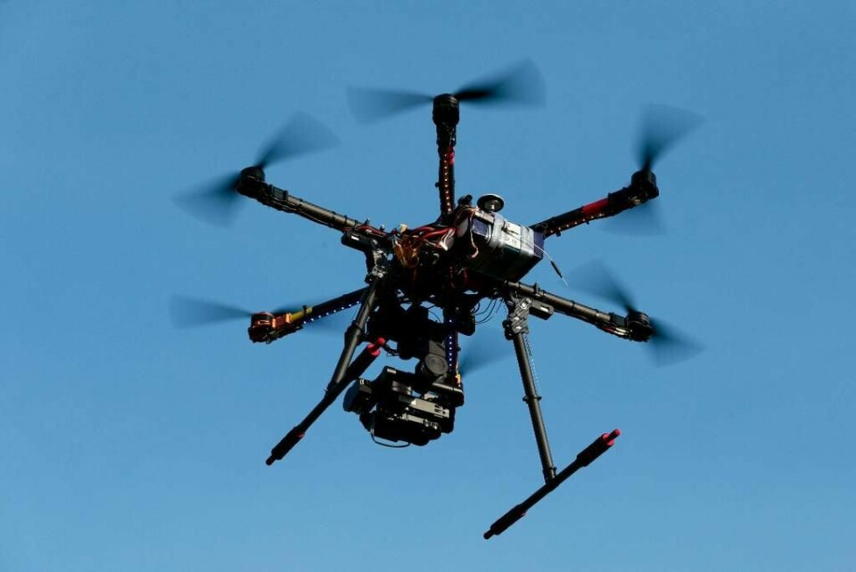DRONE: Dette er en kameradrone. Den brukes til å ta bilder fra luften. Snart kan kanskje dronene levere det vi bestiller på internett.