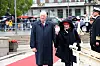 Bildet viser kong Harald og dronning Sonja før de går om bord i kongeskipet.