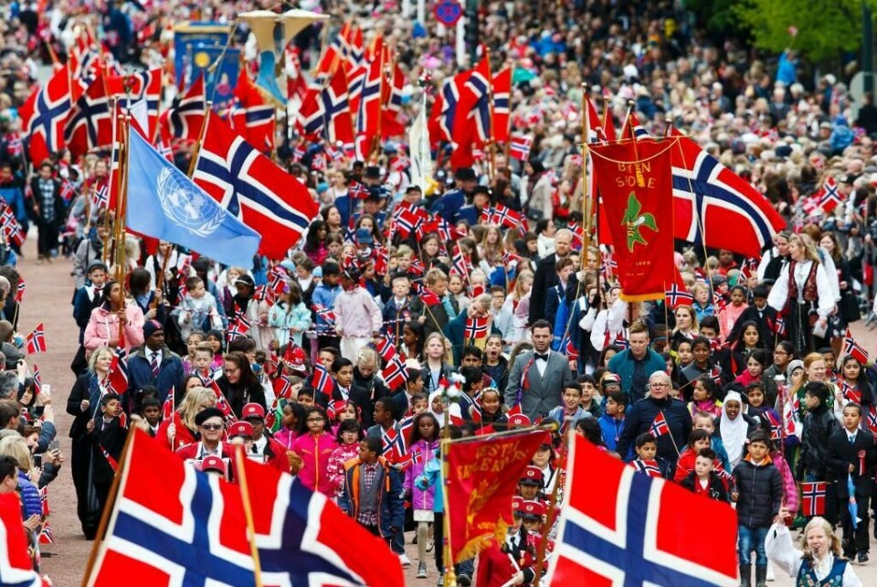 TOG: Været på nasjonaldagen skal bli bedre enn meteorologene trodde i forrige uke. Barnetoget i Oslo kan likevel få litt regn og skyer.