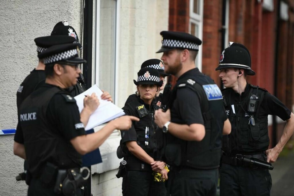 PÅGREPET: Politiet pågrep enda en mann etter terroren i Manchester. Her er de utenfor et hus de undersøkte i helga.