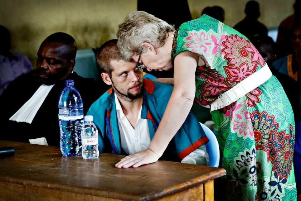 HJEM: Joshua French får endelig reise hjem. Han har vært i fengsel i Kongo i åtte år. Her er moren hans på besøk i fengselet.