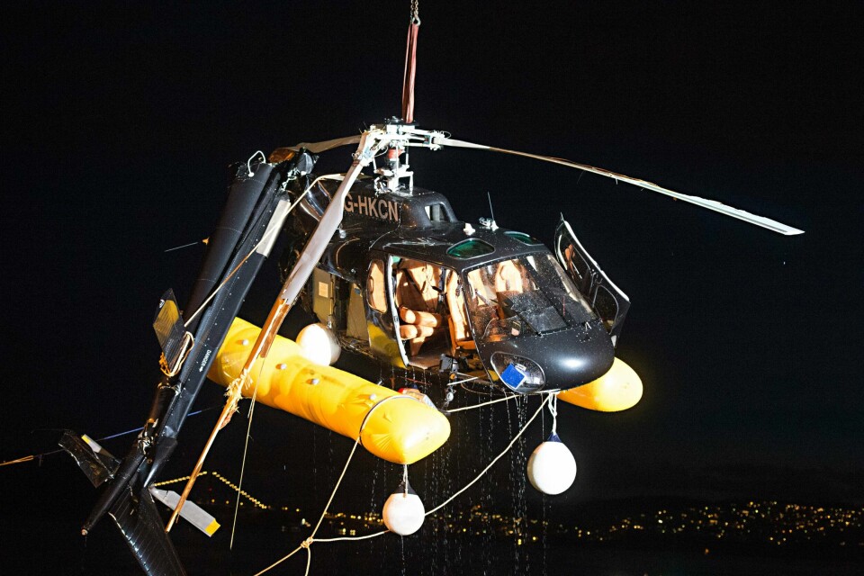 VRAK: Helikopteret ble hevet fra sjøen onsdag kveld.