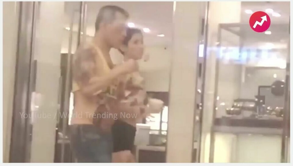 Slik så prinsen ut på kjøpesenter i Tyskland i fjor sommer. Nå er han konge av Thailand. Myndighetene vil ikke at folk skal se videoen. Bildet viser Thailands konge i en gul magekort topp på et kjøpesenter.