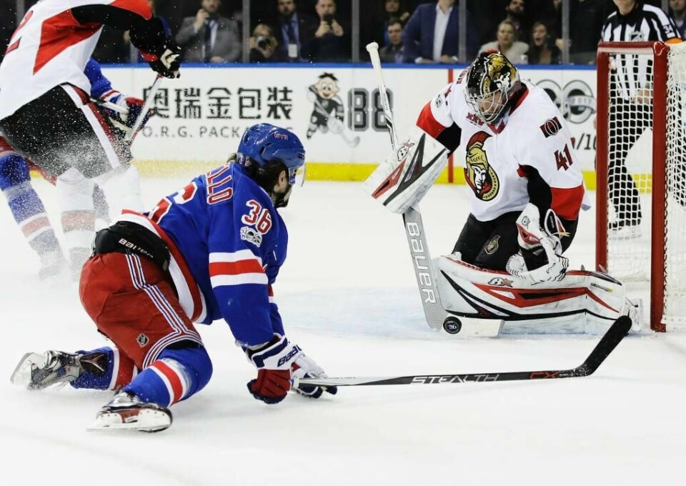 ISHOCKEY: Mats Zuccarello prøvde å skåre. Senators keeper reddet. «Zucca» og Rangers tapte-
