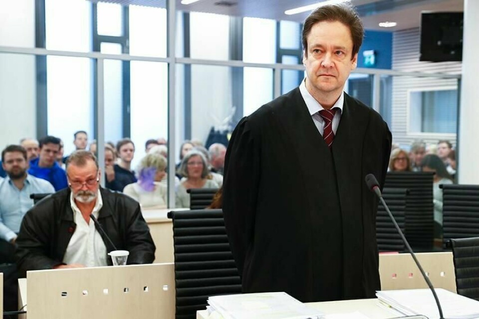 FRIFINNES: Advokat John Christian Elden ( til høyre) mener politimannen Eirik Jensen ( bak venstre) skal frifinnes.