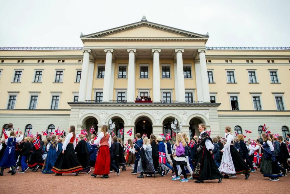 SLOTTET: Barn fra 121 skoler i Oslo gikk i tog forbi Slottet. På balkongen står kongefamilien og vinker. Bildet viser barn og voksne som går i 17. mai-tog foran Slottet.