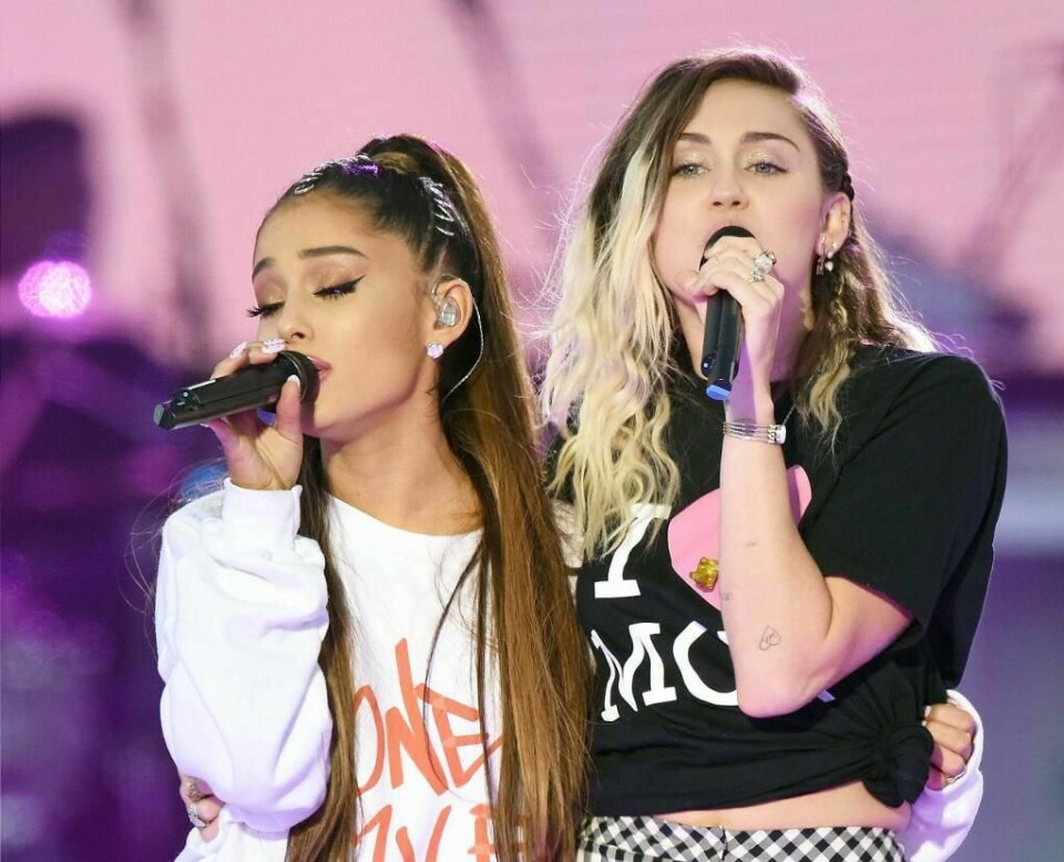 HEDER: Ariana Grande (til venstre) og Miley Cyrus synger under konserten til minne om terror-ofrene i Manchester.