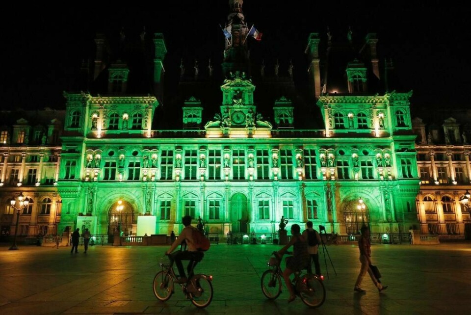 GRØNT: Flere bygninger lyste grønt torsdag. Det gjorde de til støtte for Parisavtalen. Her har et hotell i Paris i Frankrike blitt grønt.