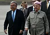 Bildet viser Antonio Guterres og Masoud Barzani som går bortover rullebanen på en flyplass i byen Erbil.