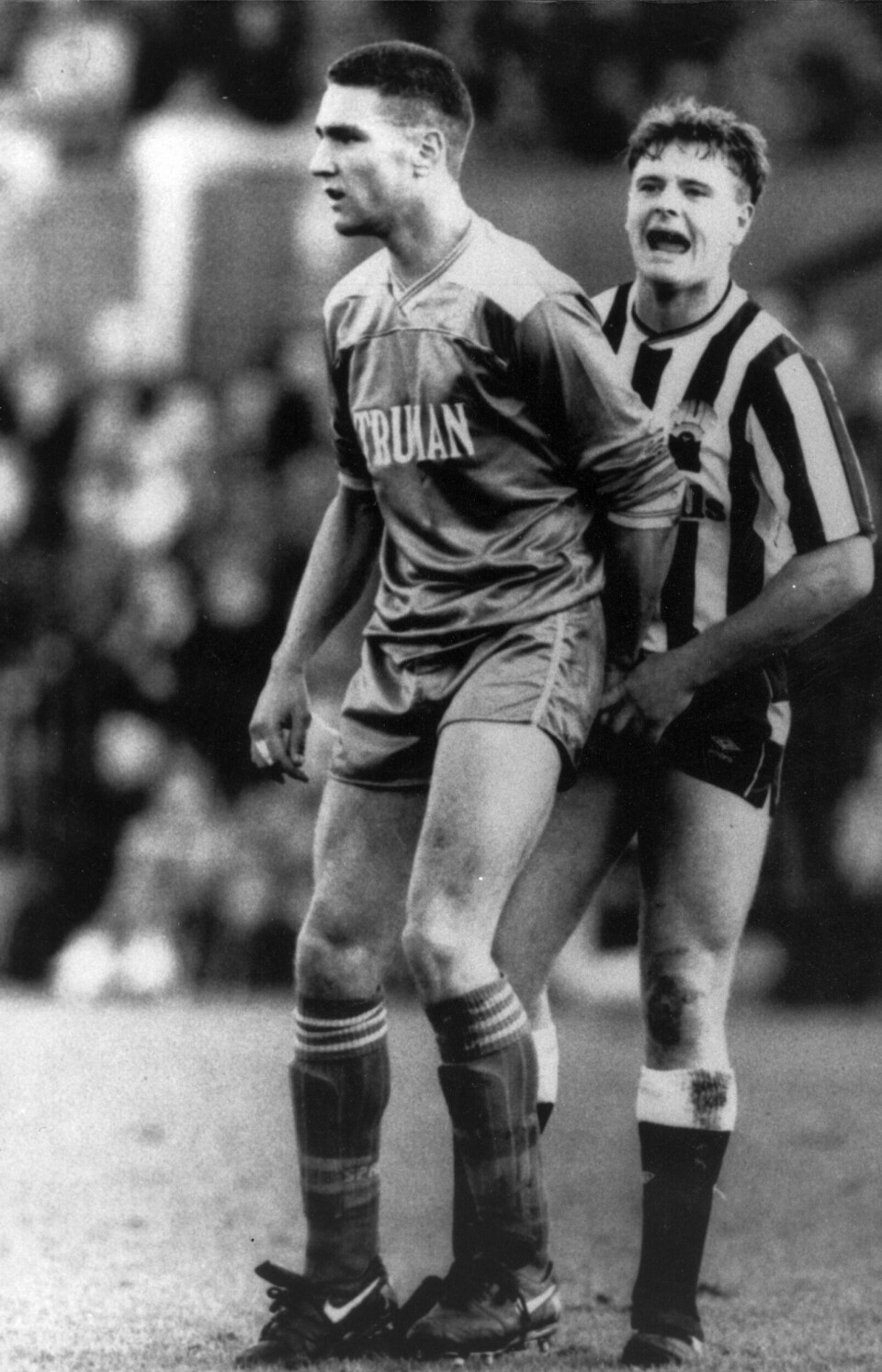 1989: Spiller Vinnie Jones tok et vondt grep om Paul Gascoigne i 1989. Wimbledon spilte mot Newcastle. Bildet viser spiller Vinnie Jones som tar godt grep om testiklene til Paul Gascoigne. Bildet er fra en fotballkamp i 1989.