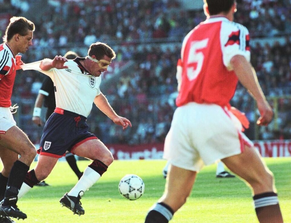 1993: Norge spiller mot England i 1993. Kjetil Rekdal kjemper om ballen med Paul Gascoigne, som bruker vernebriller.